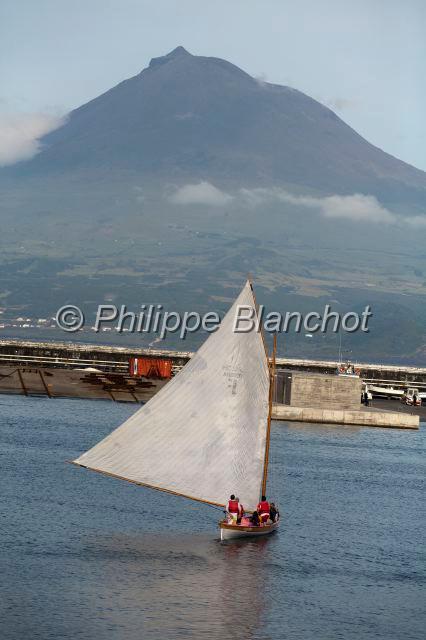 Portugal Acores 03.JPG - Portugal, Açores, île de Faial, Horta, voilier monocoque sortant de la marina avec en arrière-plan le volcan de Pico